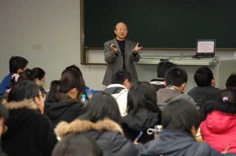 周宏灏院士为上海复旦药学院本科生讲课受欢迎